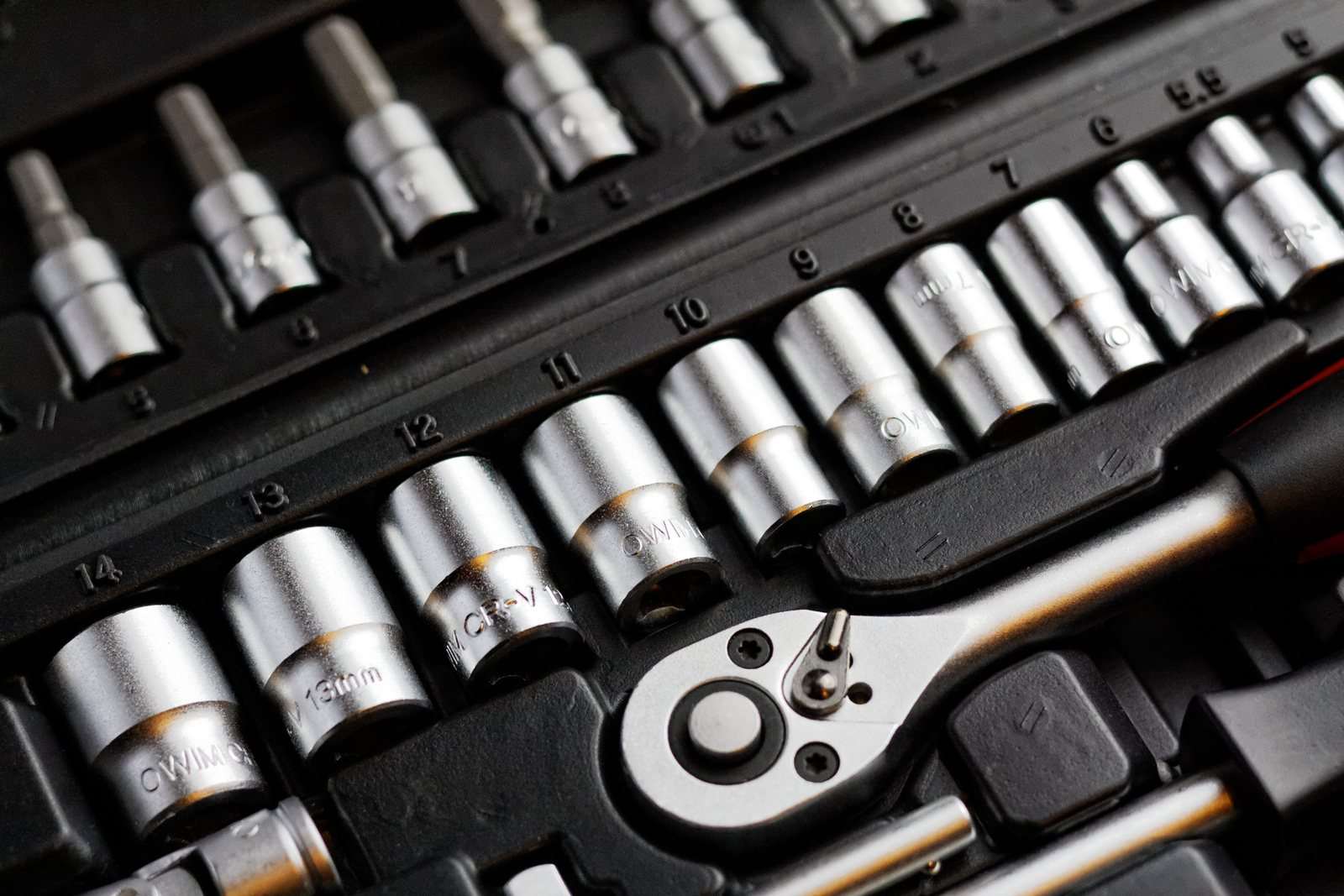 Herramientas industriales: juego de dados y matraca en su estuche.